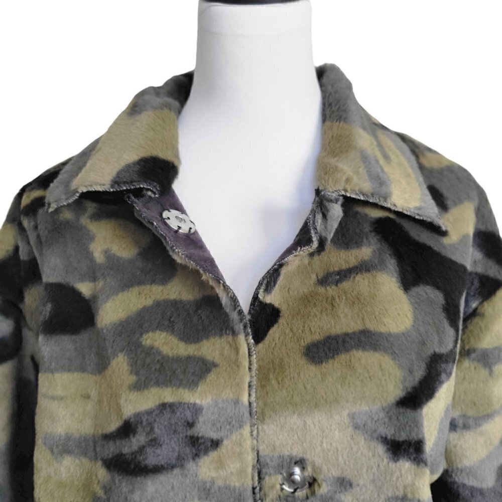 Beautiful Oversized Camo Faux Fur Modern Jacket Women | Size S - Picture 11 of 16